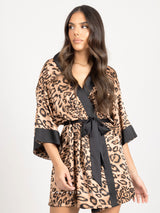 Σατέν animal print κοντή ρόμπα με μαύρη λεπτομέρεια και ζώνη